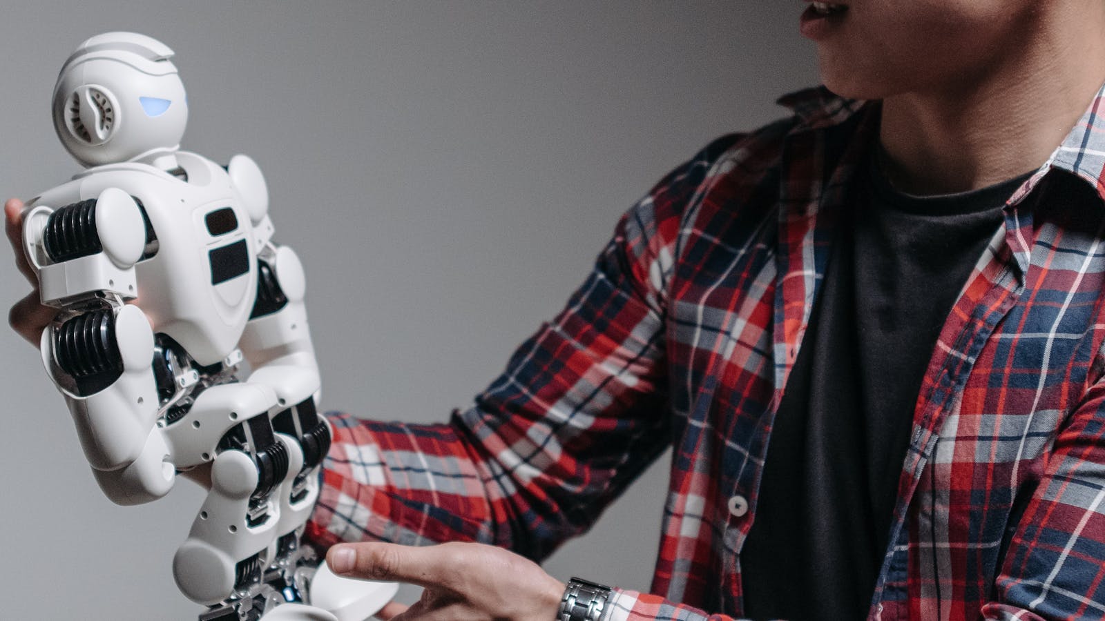 turuncu arka plan üzerinde küçük robot
