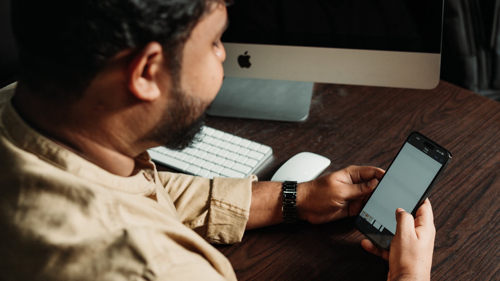 Mor arka planlı yeşil bir dairenin ortasında WhatsApp API ve hizmetleri simgesi