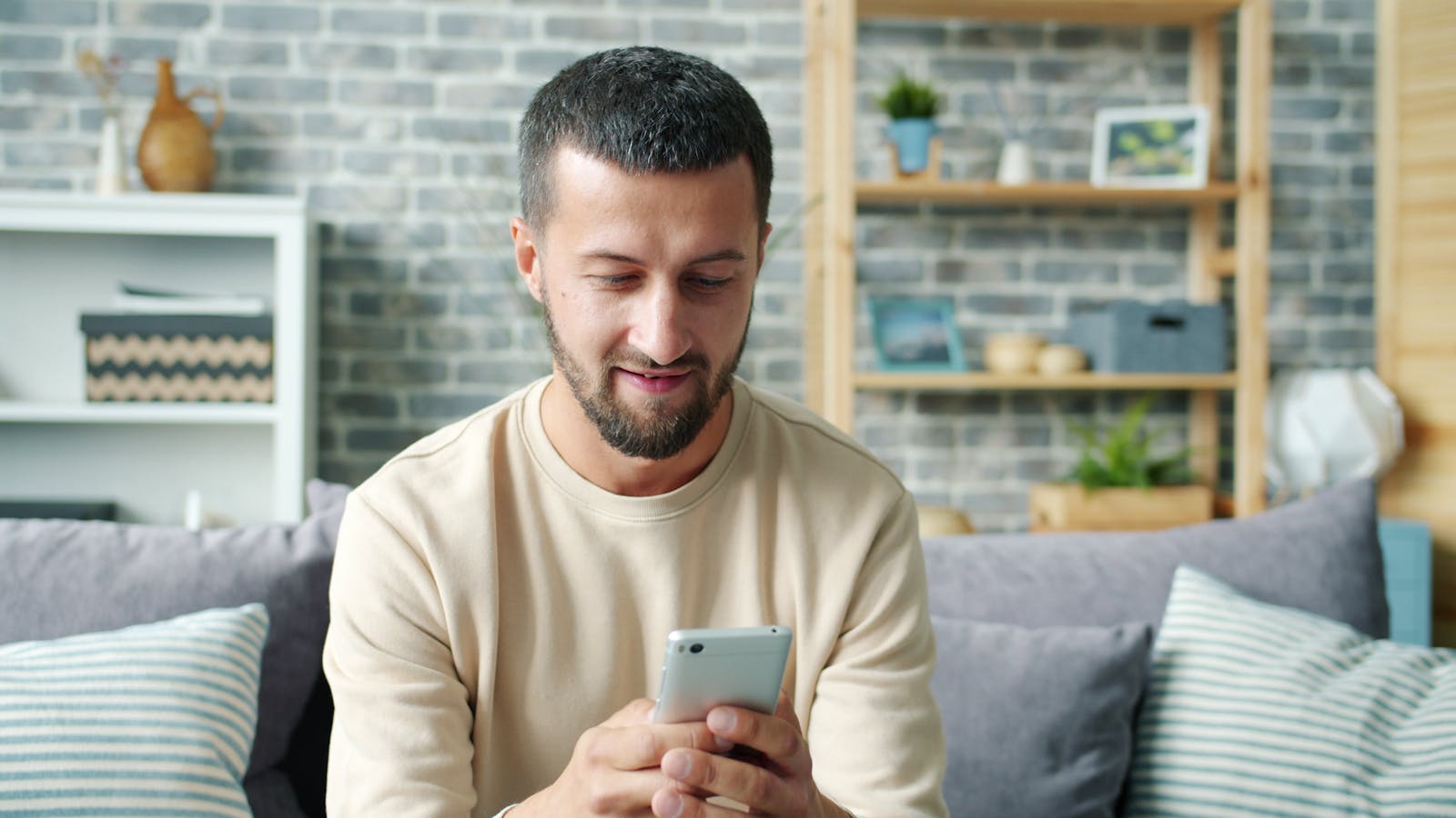 bir erkek whatsapp kullanıyor
