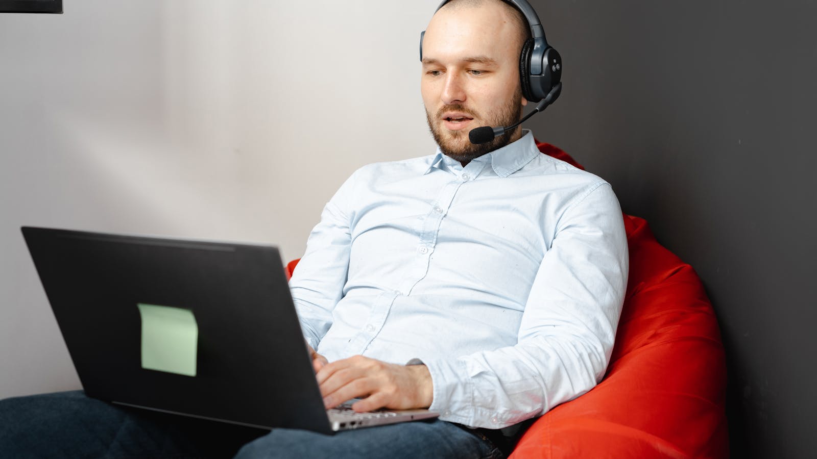 Sağlıkta yapay zeka, kalp sağlığı, genetik analiz ve tıbbi veriyle ilişkilendirilen modern bir illüstrasyon. Yapay zeka,