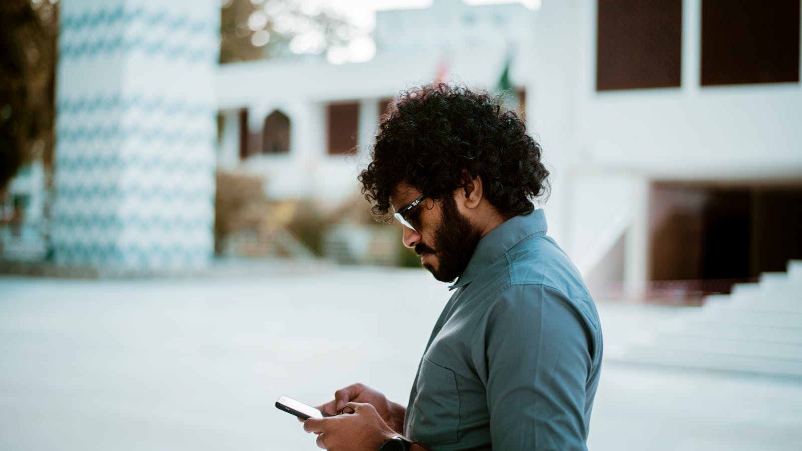Gülümseyen bir kadın, etrafında WhatsApp ve chatbot simgeleri bulunan bir tableti tutuyor
