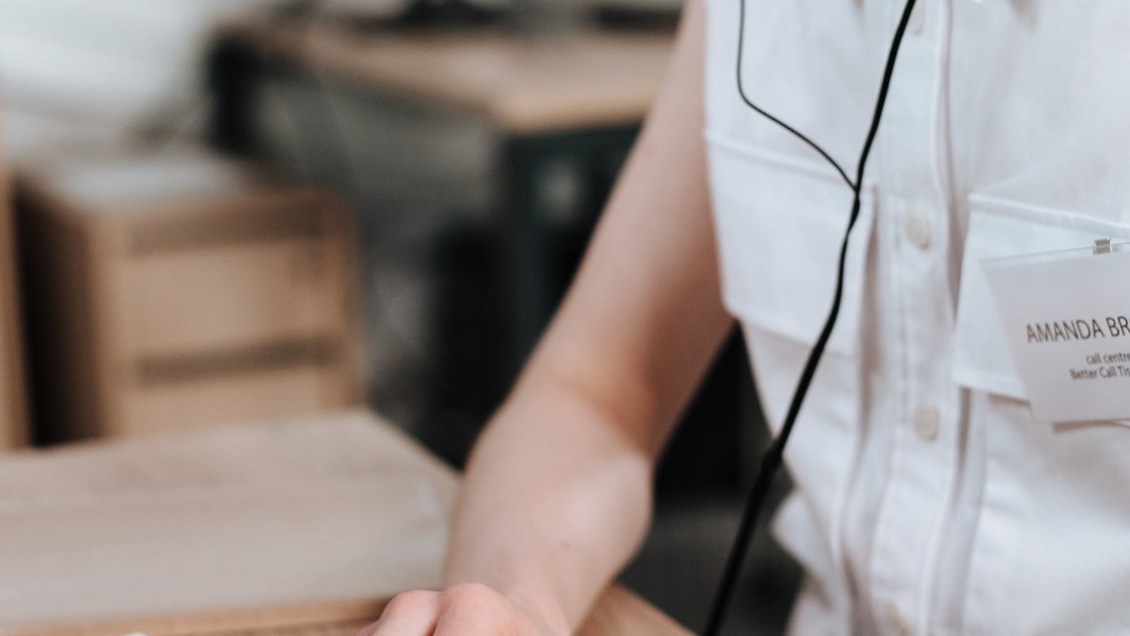 Genç bir kadın, Supsis AI sesli asistan aracılığıyla telefonuna konuşarak WhatsApp mesajı gönderiyor. Arka planda dijita