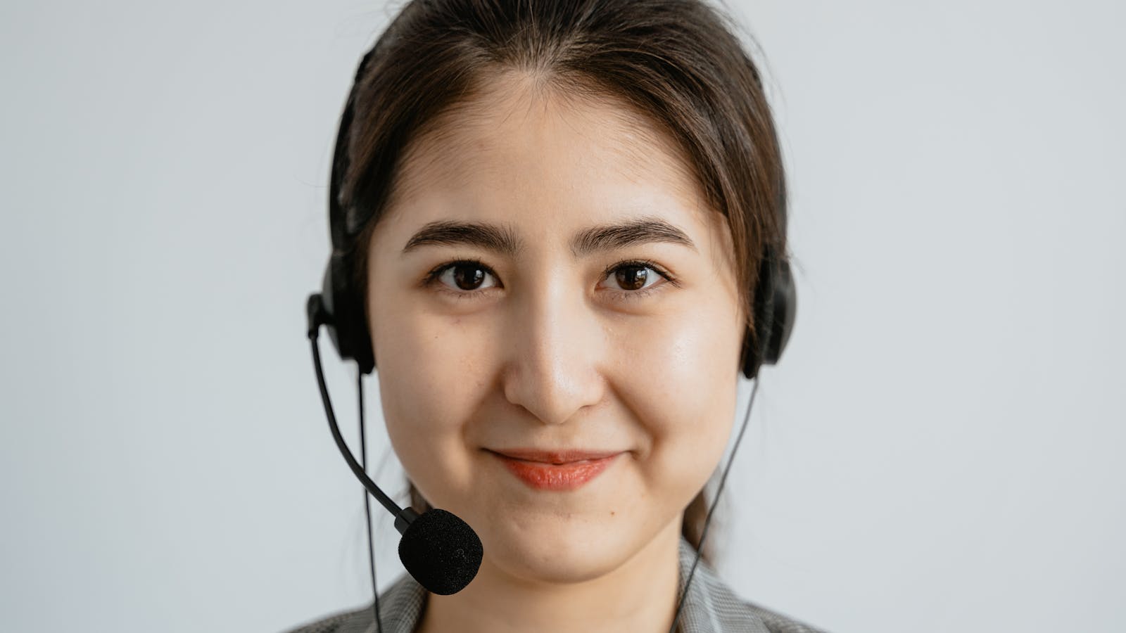 Sağlıkta yapay zeka, kalp sağlığı, genetik analiz ve tıbbi veriyle ilişkilendirilen modern bir illüstrasyon. Yapay zeka,