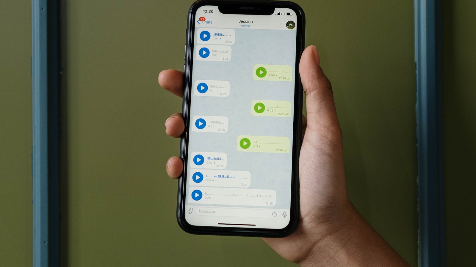 Gülümseyen bir kadın, etrafında WhatsApp ve chatbot simgeleri bulunan bir tableti tutuyor