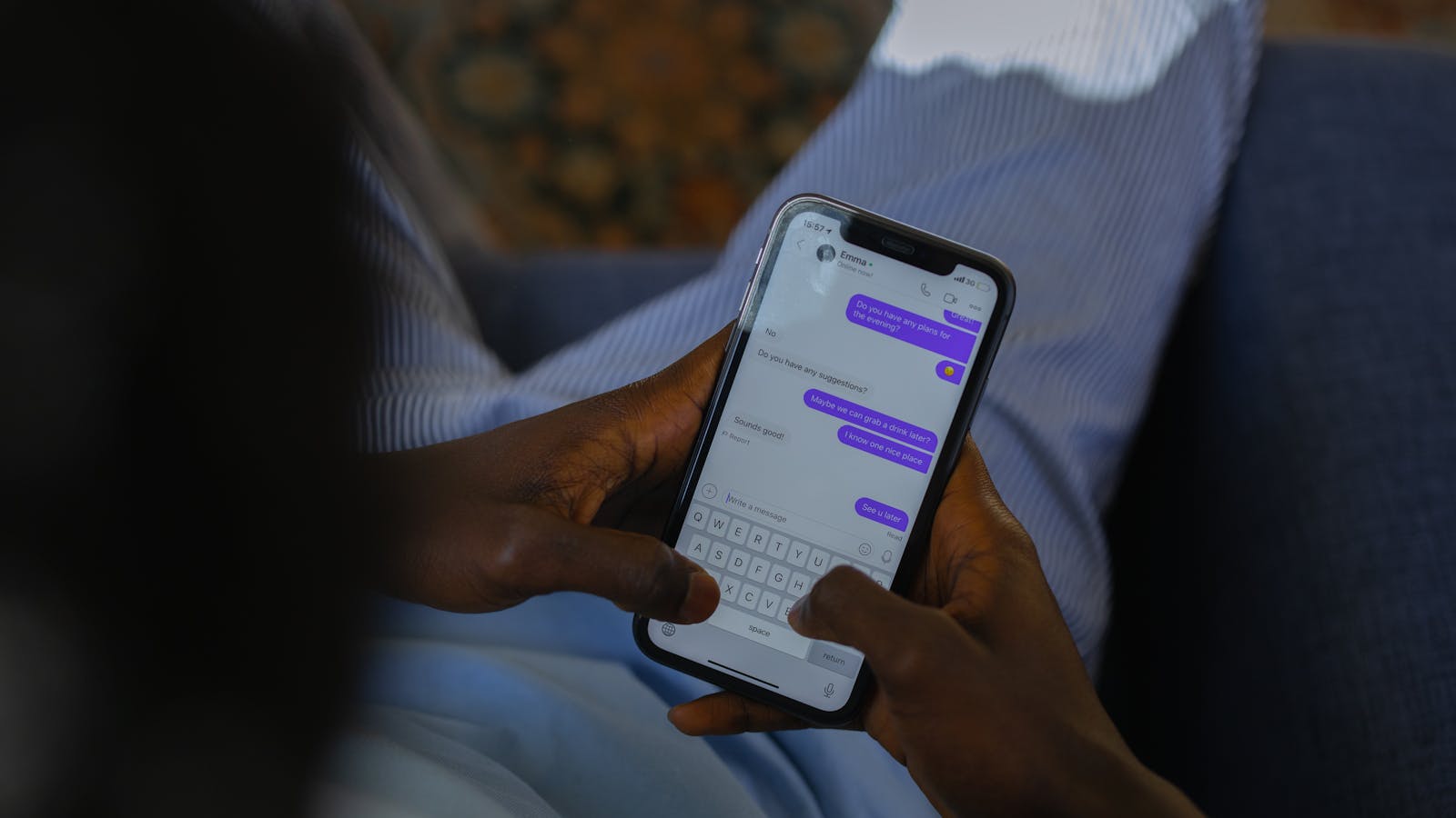 Facebook giriş sayfası telefon ekranında görünüyor