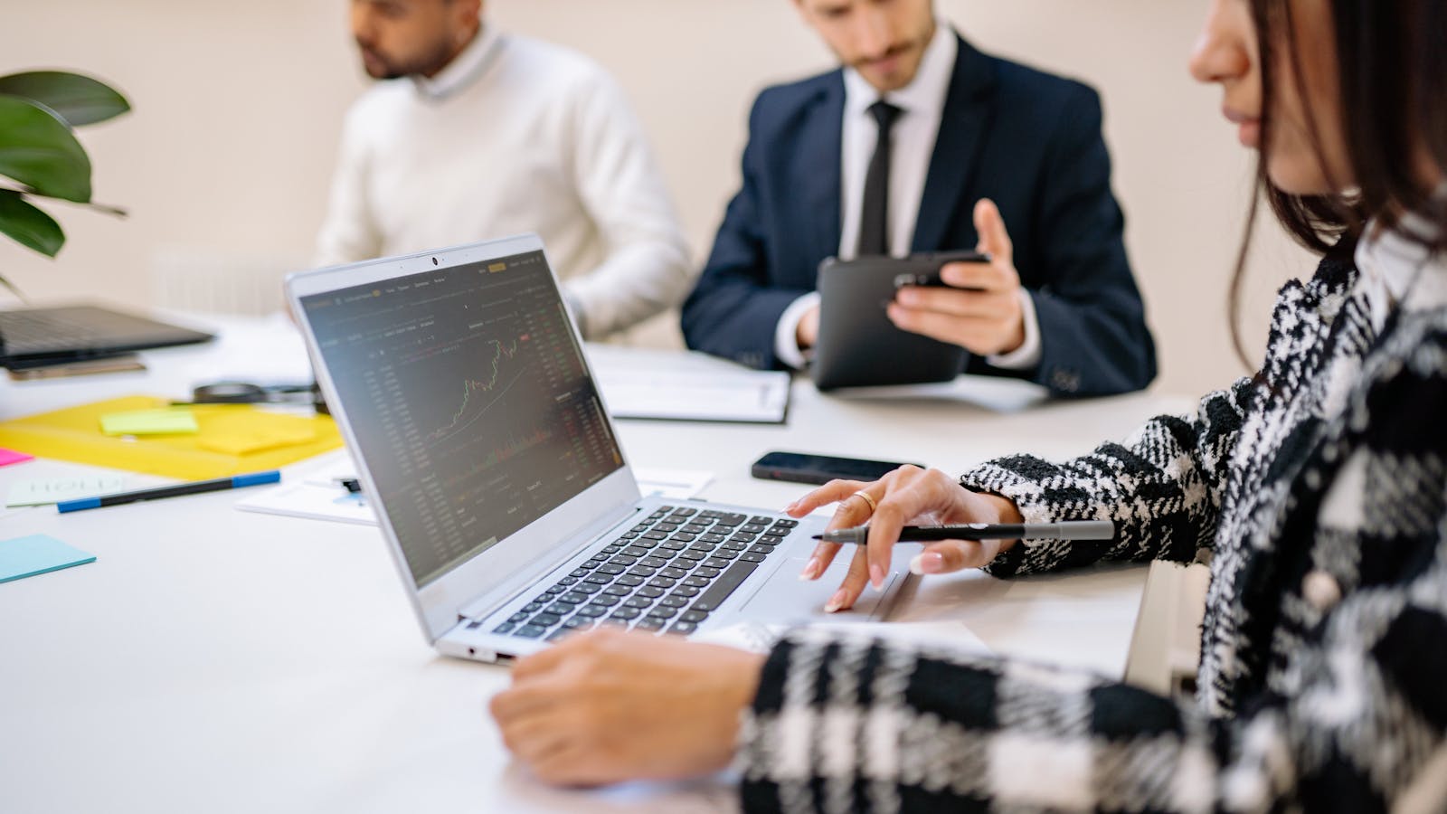Gemini AI ile SEO ve AEO stratejileri üzerinde çalışan genç kadın.