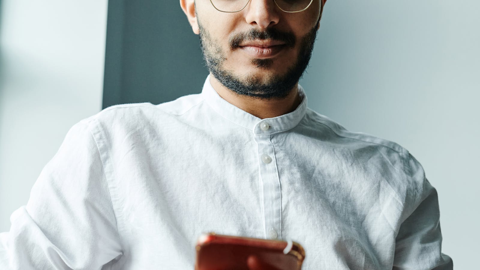 bir kadın whatsapp business kullanıyor