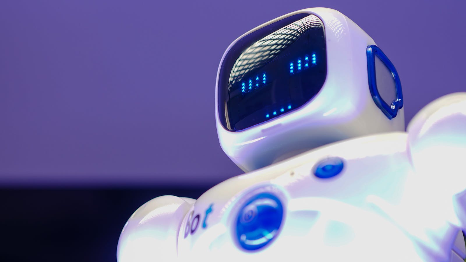 robot elleri alışveriş arabasını tutuyor
