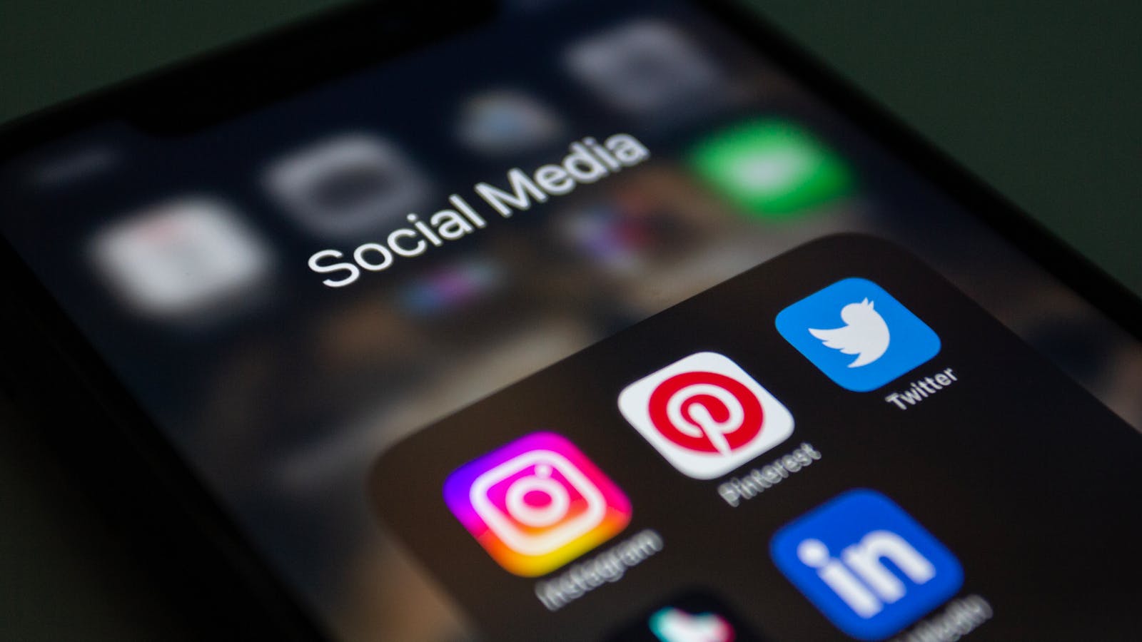 Facebook Messenger logosunu tutan kız