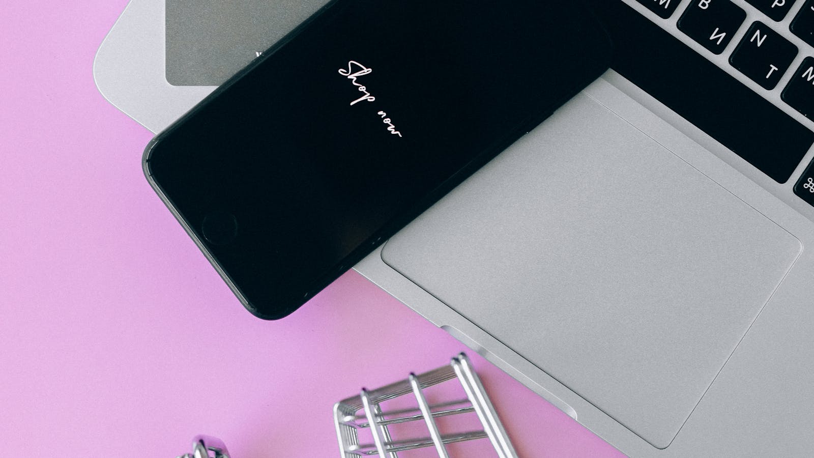 Bir adam telefon ekranına dokunuyor