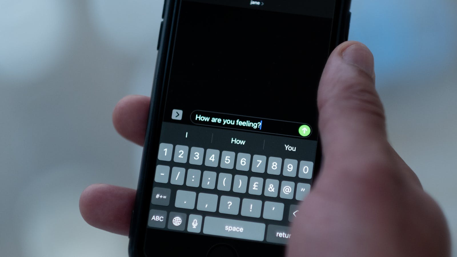 Birinin elindeki telefon ekranında WhatsApp simgesi
