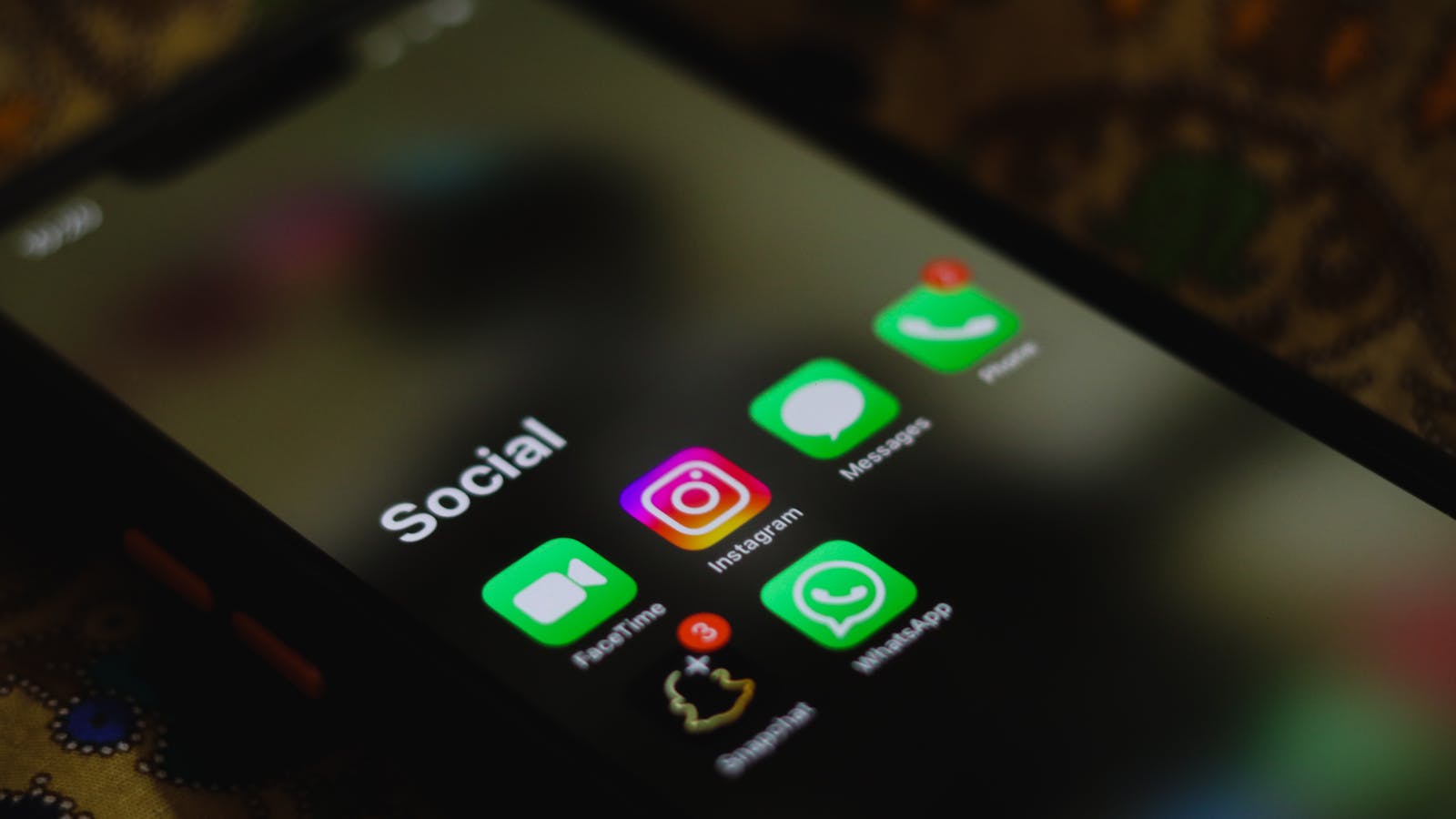 WhatsApp simgesinin yanında bulunan hız göstergesi simgesi
