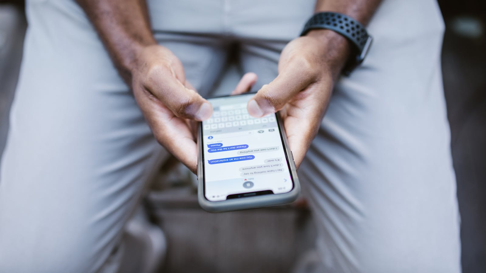 Birkaç kişi ellerinde telefon tutuyor ve WhatsApp kullanıyor