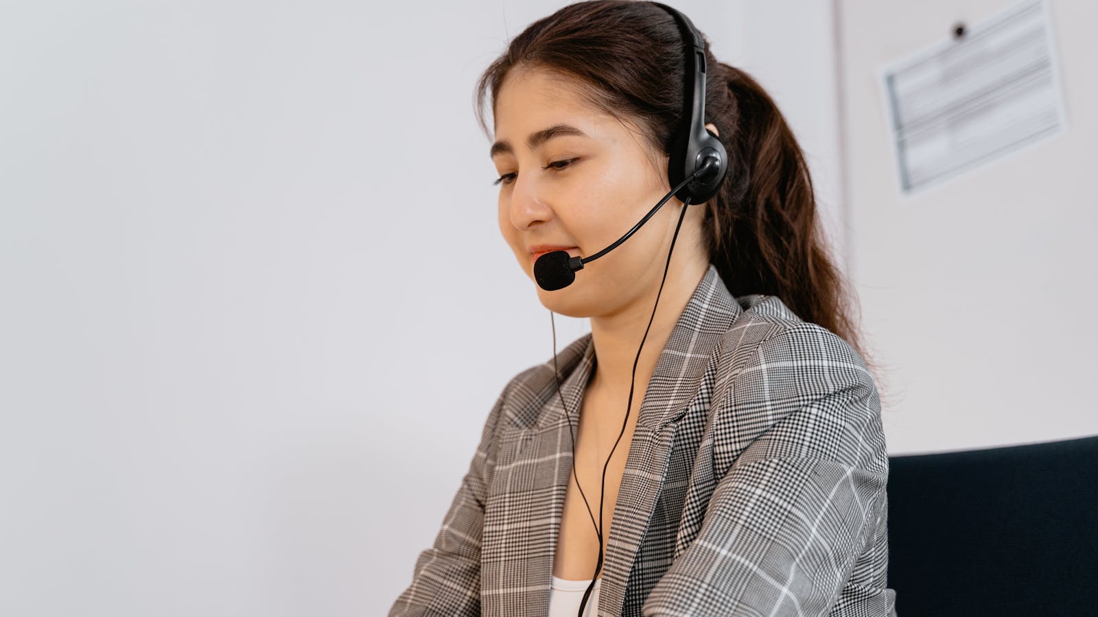 Dijital ortamda chatbot entegrasyonunu simgeleyen renkli illüstrasyon. Dizüstü bilgisayar kullanan bir kişi ile yanında 