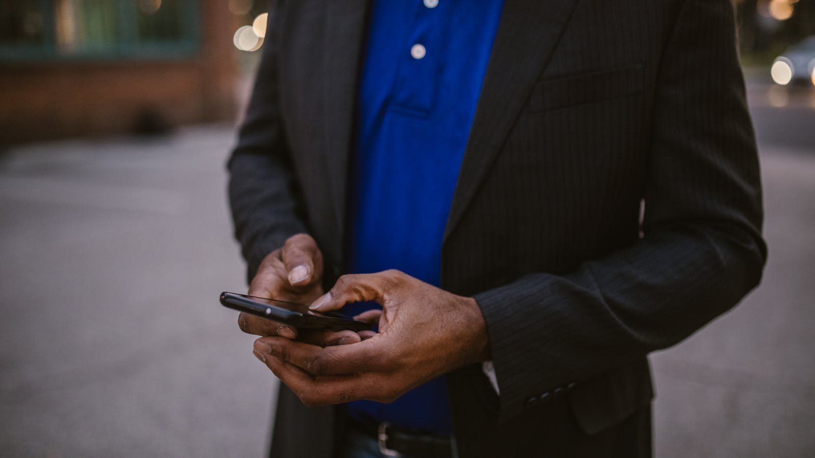 bir kadın whatsapp business kullanıyor